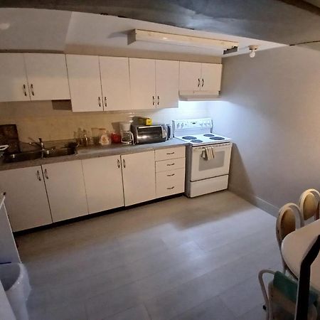 Cozy Apartment With A Spacious Backyard In The Ravine Торонто Екстериор снимка