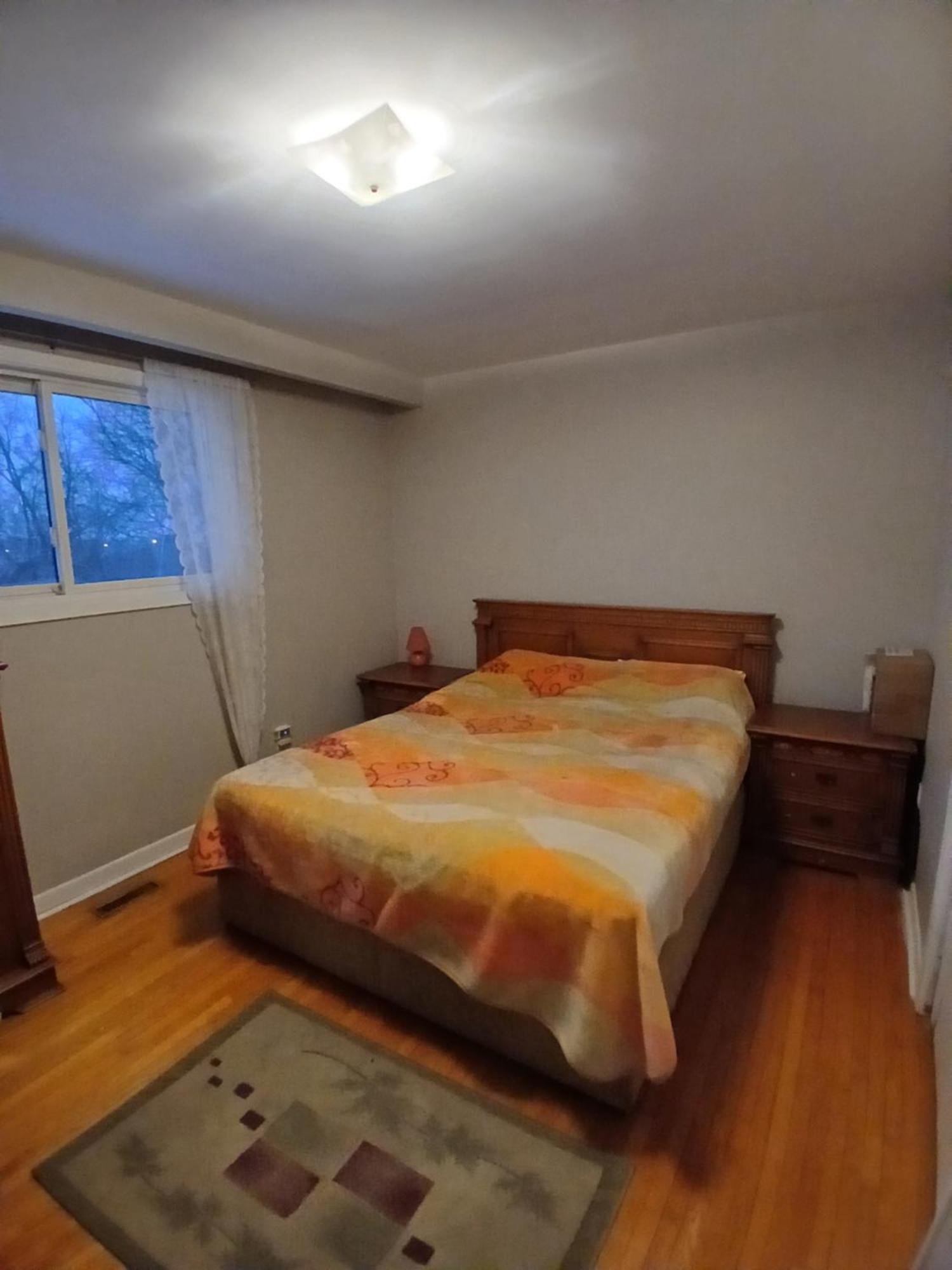 Cozy Apartment With A Spacious Backyard In The Ravine Торонто Екстериор снимка