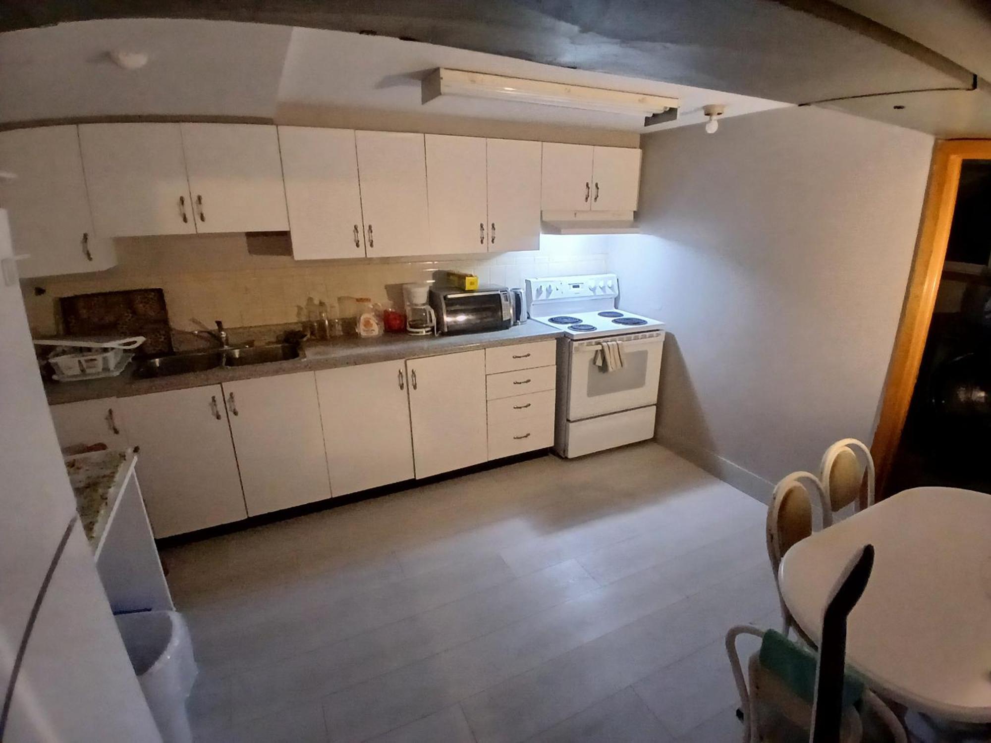 Cozy Apartment With A Spacious Backyard In The Ravine Торонто Екстериор снимка