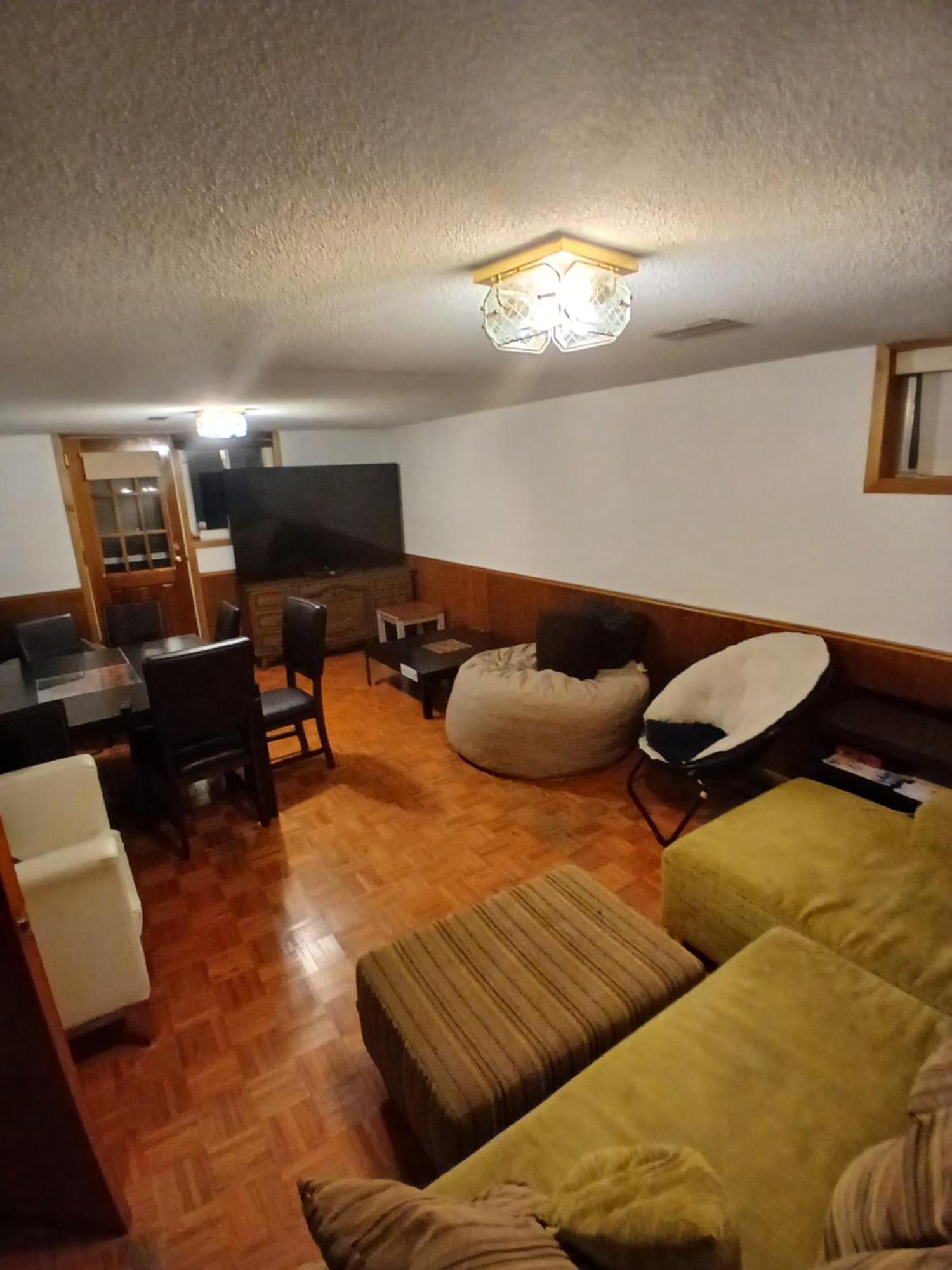 Cozy Apartment With A Spacious Backyard In The Ravine Торонто Екстериор снимка