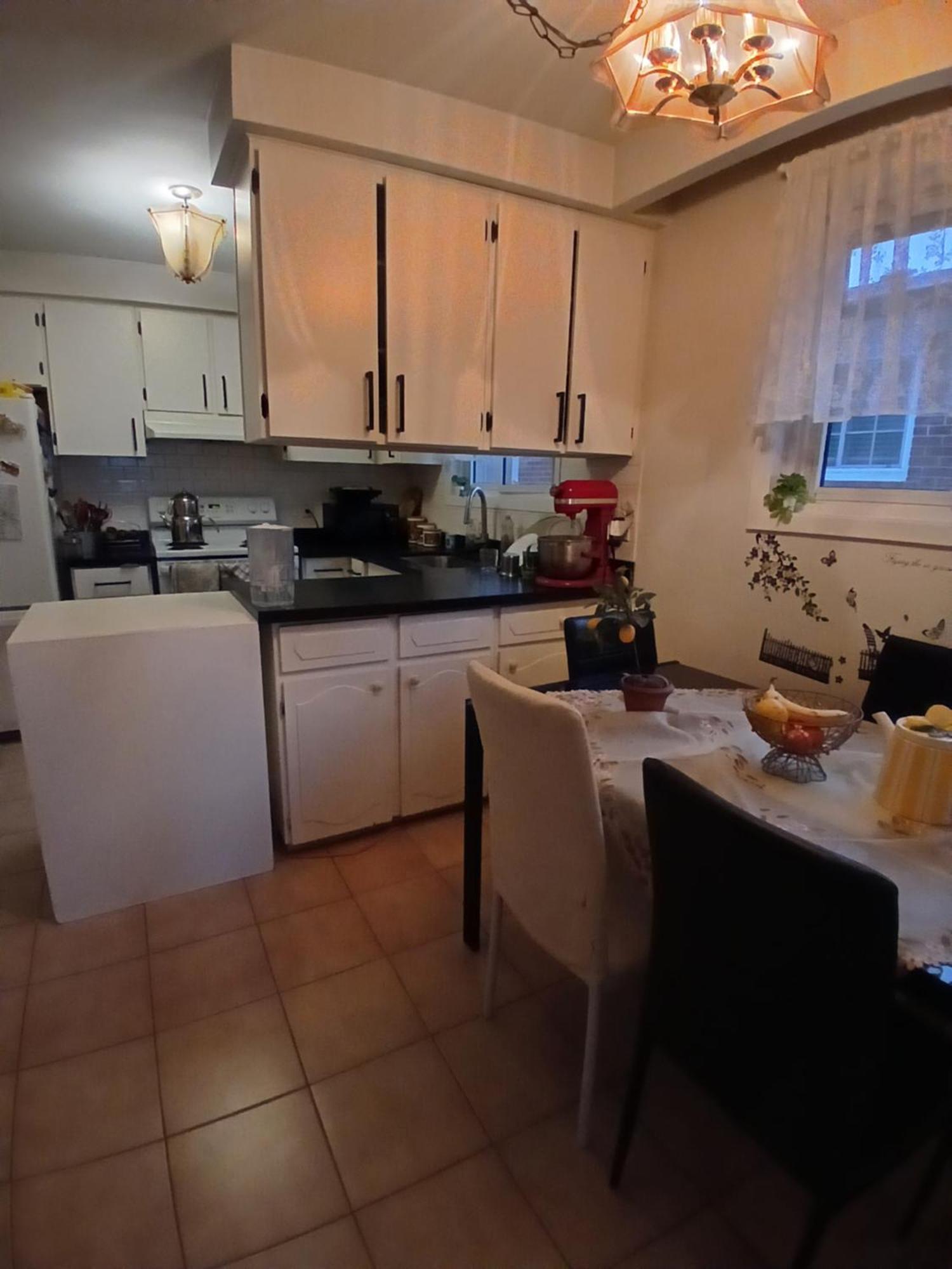 Cozy Apartment With A Spacious Backyard In The Ravine Торонто Екстериор снимка